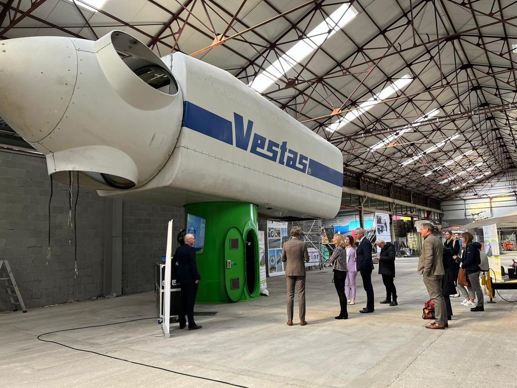 Samen met <a href="/MinisterEZK/">Minister EZ</a> bezoekt onze cvdK Han Polman de KAAP (<a href="/KenniswerfZld/">Kenniswerf</a>), dé ontwikkel-, test- en demolocatie van Zeeland. Bedrijfsleven komt hier samen met onderwijs en overheid. Ze bekijken een windturbine waarmee innovaties in de offshore wind sector worden getest.