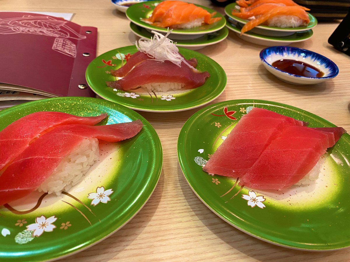 寿司ー🍣 はい。マグロとサーモンが好きです🤪🤪 毎回食べるもの固定。冒険しない派😏