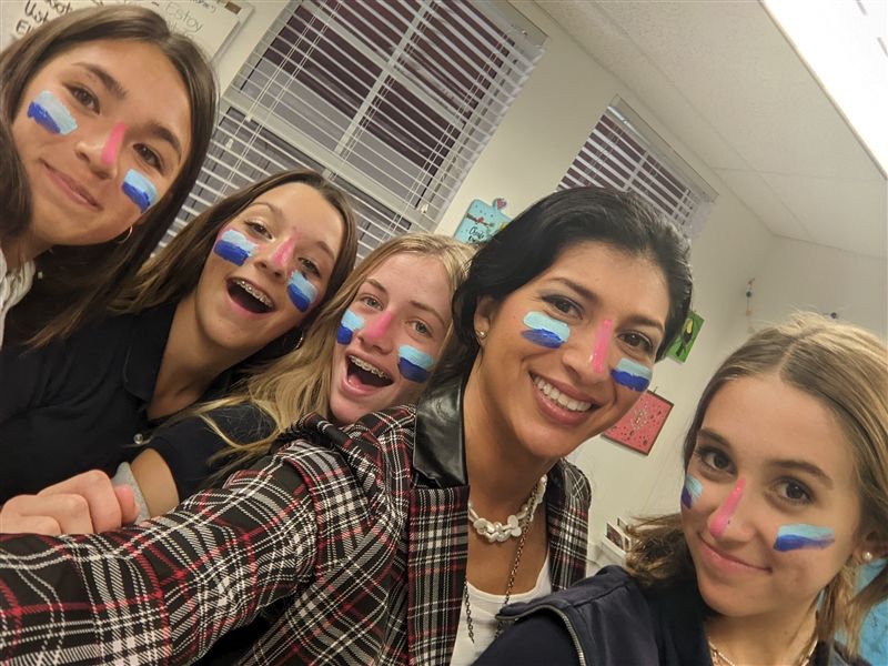 StEdsVero's tweet photo. Prensentaciones "Mi Familia"
In Spanish, middle school students participated in a colorful lesson while learning about each other's families.
#howseslearns
learn more: https://t.co/jHDs26LgLe https://t.co/EcBVDL6uA3