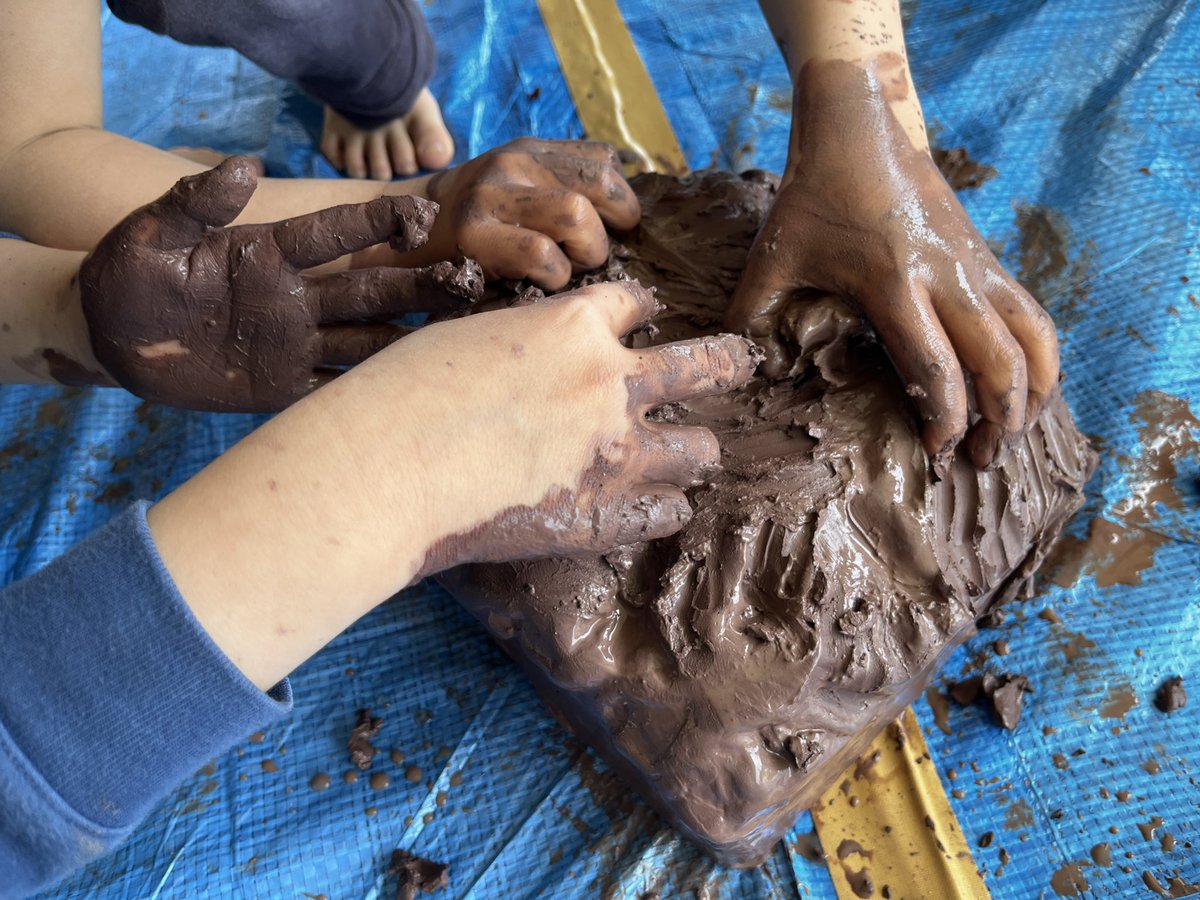 estheryoyo's tweet photo. CLAY ENCOUNTERS: Starting our extended #exploration of #clay pinching, clawing, bashing, thumping, twisting, pushing, standing, stomping, rubbing, mixing, poking… What happens when we add water? How can we break this block? #inquiry #eypyp #yislearning https://t.co/FOEm5C5YuH