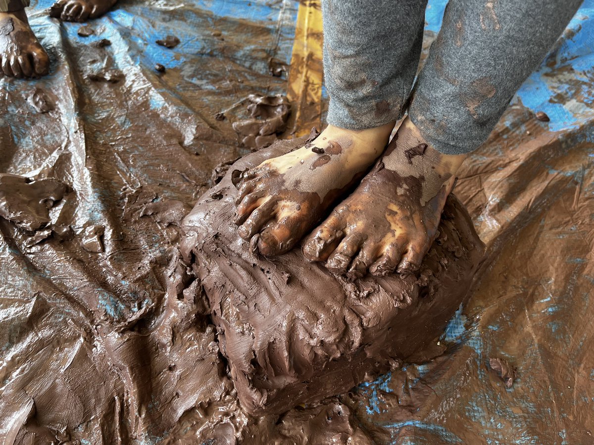estheryoyo's tweet photo. CLAY ENCOUNTERS: Starting our extended #exploration of #clay pinching, clawing, bashing, thumping, twisting, pushing, standing, stomping, rubbing, mixing, poking… What happens when we add water? How can we break this block? #inquiry #eypyp #yislearning https://t.co/FOEm5C5YuH