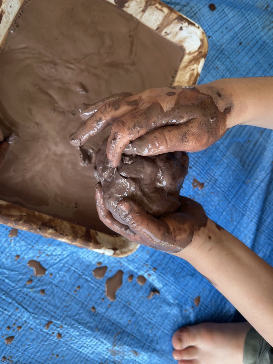 estheryoyo's tweet photo. CLAY ENCOUNTERS: Starting our extended #exploration of #clay pinching, clawing, bashing, thumping, twisting, pushing, standing, stomping, rubbing, mixing, poking… What happens when we add water? How can we break this block? #inquiry #eypyp #yislearning https://t.co/FOEm5C5YuH