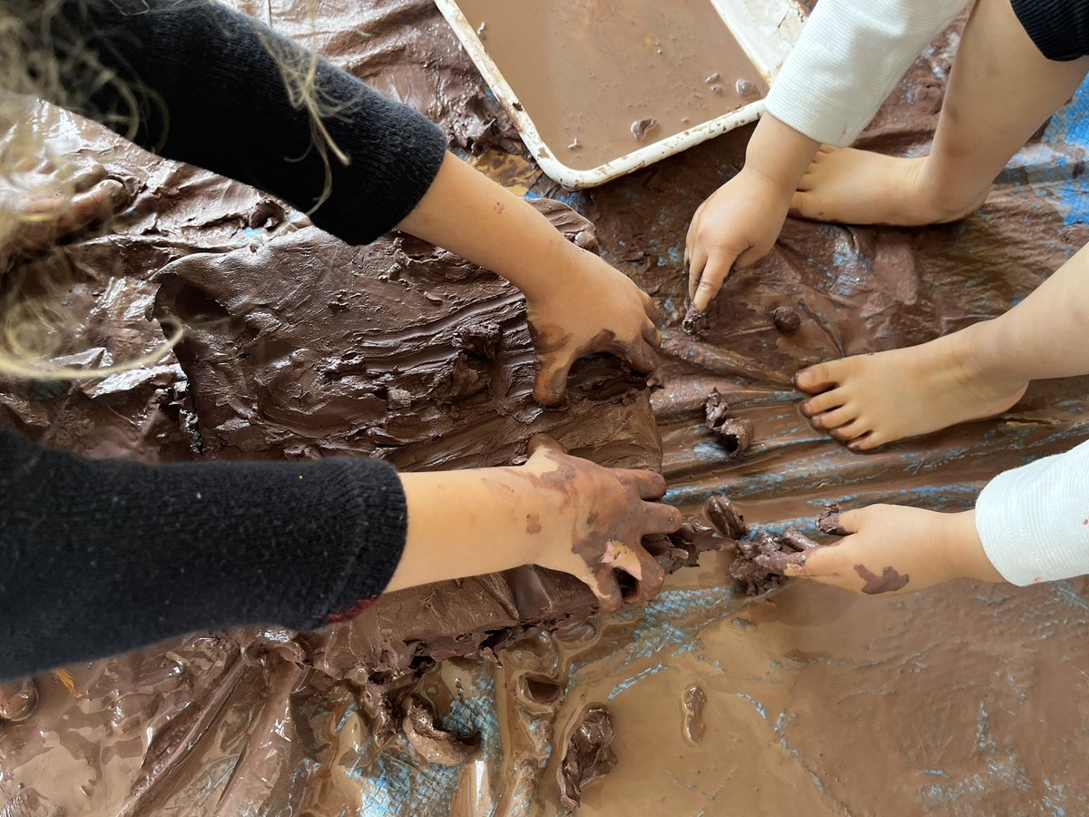 estheryoyo's tweet photo. CLAY ENCOUNTERS: Starting our extended #exploration of #clay pinching, clawing, bashing, thumping, twisting, pushing, standing, stomping, rubbing, mixing, poking… What happens when we add water? How can we break this block? #inquiry #eypyp #yislearning https://t.co/FOEm5C5YuH