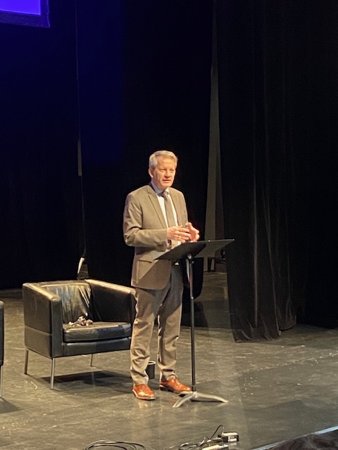 Dsden57's tweet photo. Séminaire des acteurs de l'éducation artistique et culturelle à l'école ce lundi matin à l’espace Bernard Marie Koltès à Metz. Monsieur Olivier Cottet, #DASEN57 a lancé cette journée visant à accompagner tous les acteurs de l’école dans leur mission avec le réseau de la DAAC. https://t.co/ehtFGigFGf