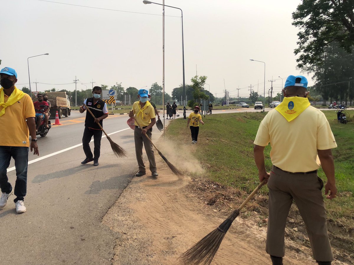 8 เม.ย.2565 เวลา 14.00 น. 
พ.ต.ต.ชาญชัย ศรีสำราญ นำตำรวจจิตอาสา จำนวน 10 นาย ร่วมดำเนินการจิตอาสาช่วงเทศกาลสงกรานต์ 
ทำการสำรวจจุดเสี่ยงในพื้นที่ จุดที่เกิดอุบัติเหตุบ่อยครั้ง ทำความสะอาดพื้นผิวการจราจร สำรวจป้ายบอกทางให้พร้อมใช้งานได้