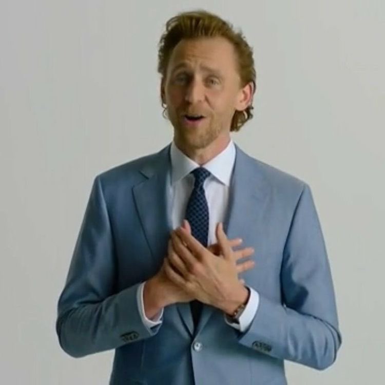 corbaz_beatrice's tweet photo. Our eyes met, and you have this incredible gesture, as if you recognized me, when we don't know each other, sometimes two souls don't need words to know that a wonderful friendship can be born between them π
#TomHiddleston
#HiddlesFriendship https://t.co/VFozB9dxUx