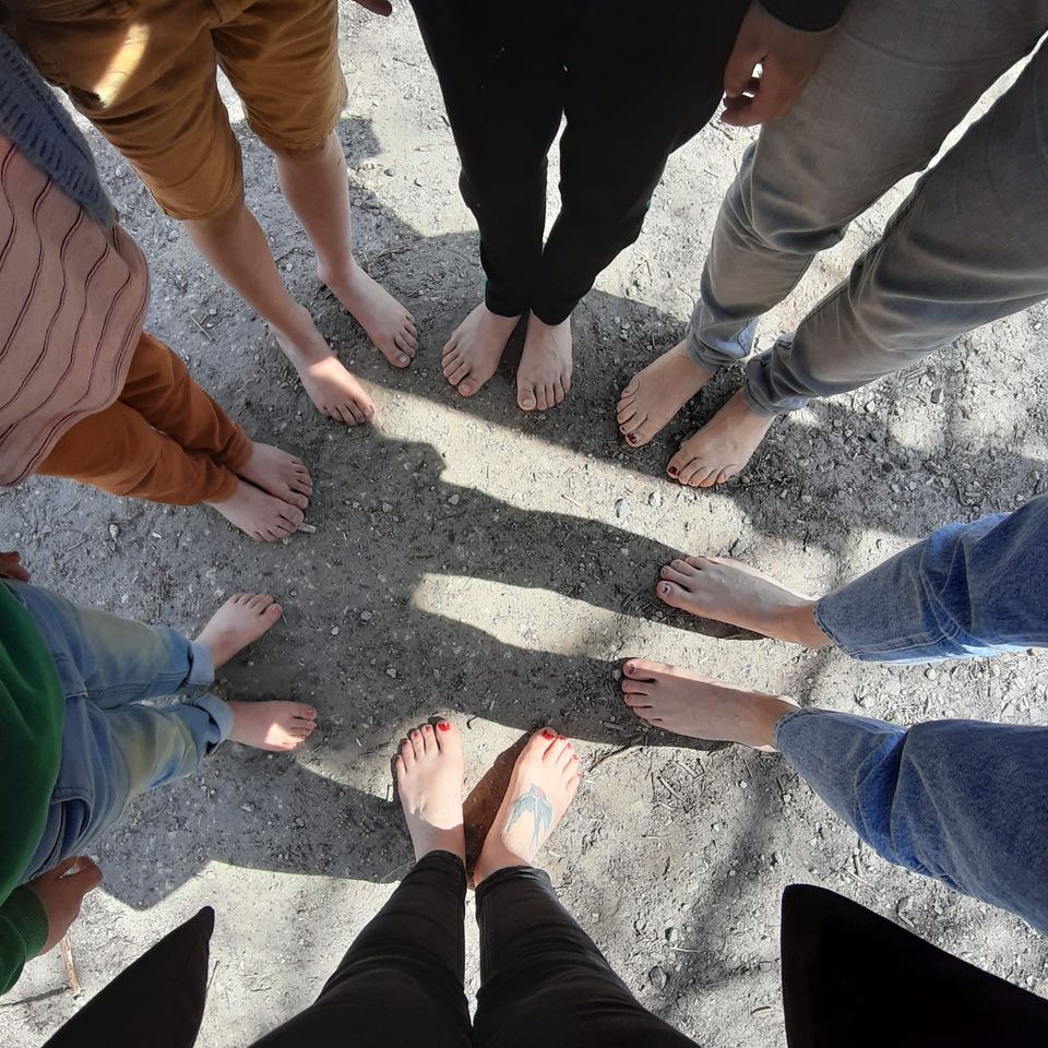 AbsolutAnouchki's tweet photo. Hoera, het wordt mooier en warmer weer! Schoenen en kousen uit👣kom het blotevoetenpad op de #kesselseheide beleven.👣Gratis tot en met paasmaandag! 
#nijlen #provincieantwerpen #paasvakantie #blotevoetenpad #lier @DeDomeinen https://t.co/nMCnJ1MiTi