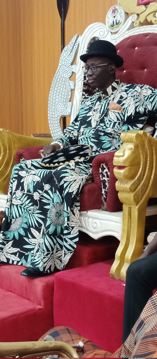 EbiDressman1's tweet photo. Health Of Mother Earth Foundation @EcoHomef
Learning from the Wise with HRM King Bubaraye Dakolo, Ibenanaowei of Ekpetiama kingdom
#Learningfromthewise
#Propellingthetransition
#Riddleoftheoiltheif https://t.co/JIcNSLUxkP
