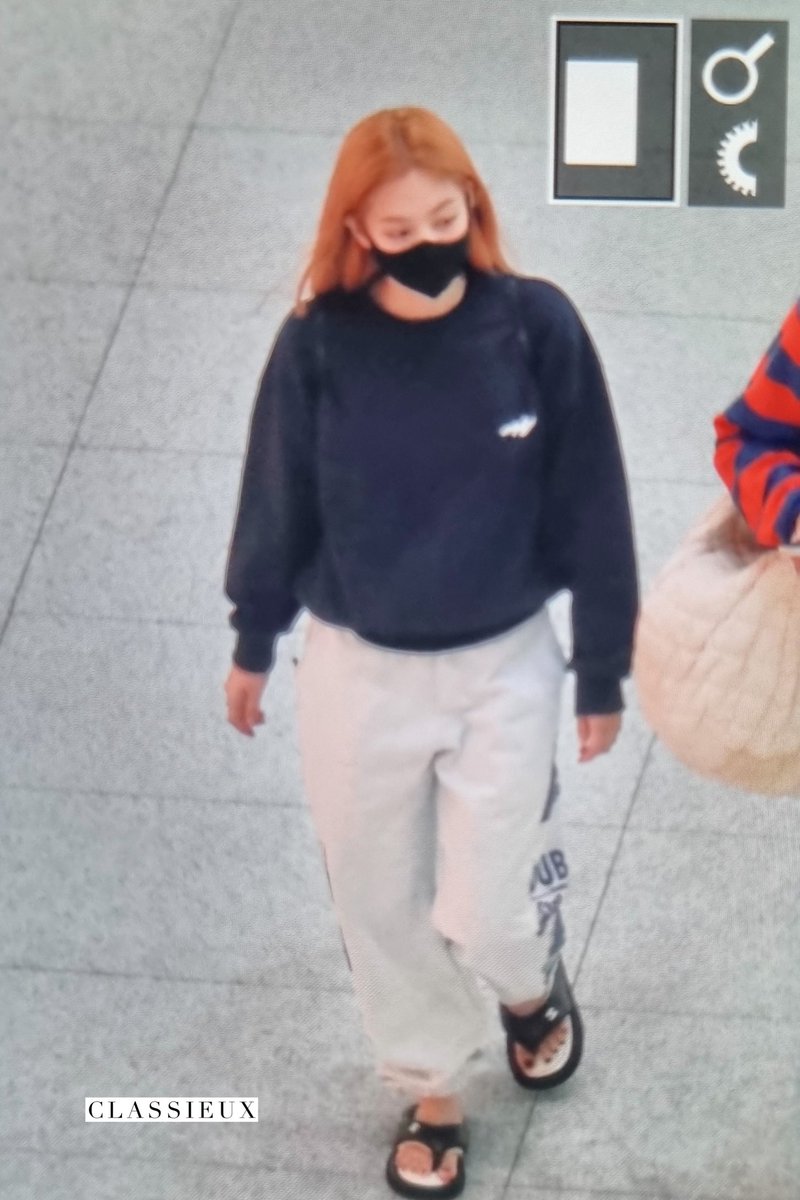 CLASSIEUXforJEN's tweet photo. 220411 🛫 🧡🧡
#BLACKPINK #JENNIE #블랙핑크 #제니 https://t.co/A3lKy1D7XE