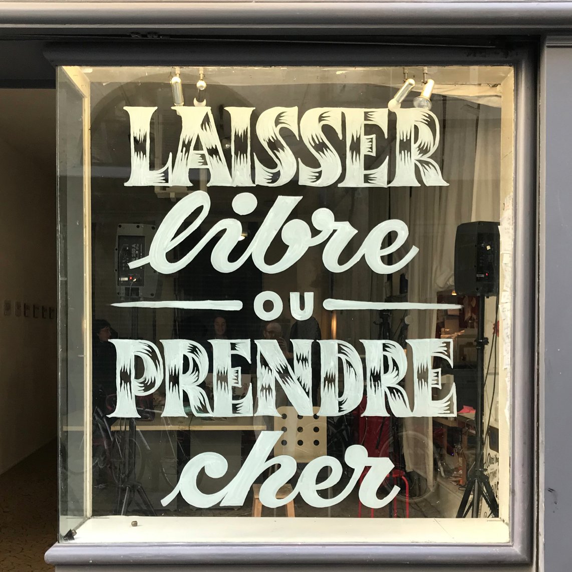 Jack_Usine's tweet photo. (Et on a choisi de prendre cher). Vitrine avec des mots peints à l’occasion de la soirée Liternité, Égaberté, Fralité qui a eu lieu ce samedi chez #naqu1oeil. N’a qu’1 œil ou des gens qui font vivre des moments fortement humains qui font du bien. Merci les copains ! https://t.co/puBY9Lgcee