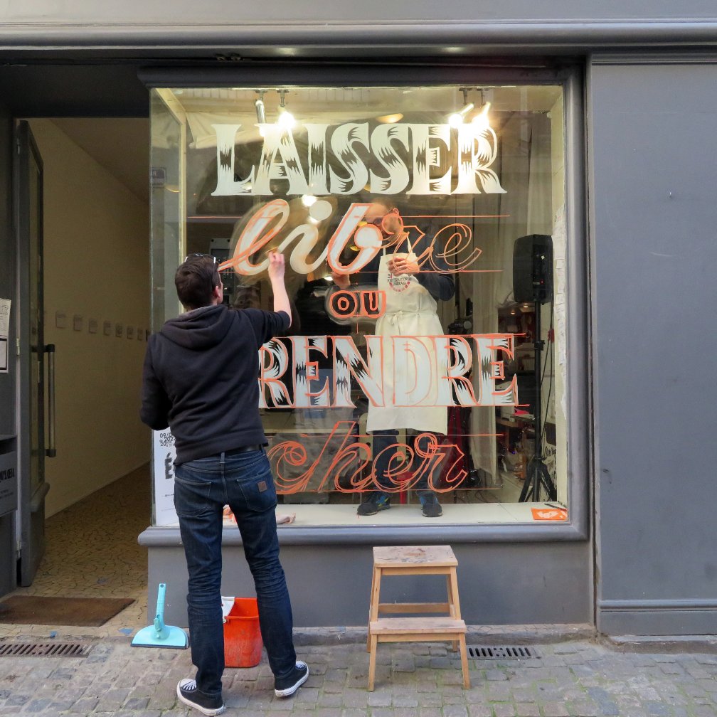 Jack_Usine's tweet photo. (Et on a choisi de prendre cher). Vitrine avec des mots peints à l’occasion de la soirée Liternité, Égaberté, Fralité qui a eu lieu ce samedi chez #naqu1oeil. N’a qu’1 œil ou des gens qui font vivre des moments fortement humains qui font du bien. Merci les copains ! https://t.co/puBY9Lgcee