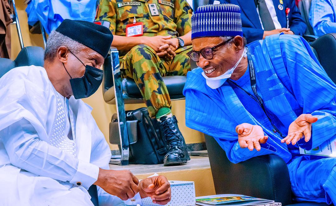 YorubaDunLeti's tweet photo. Àwòrán: ṣé ìgbákejì Ààrẹ orílẹ̀-èdè Nàìjíríà, Yẹmí Òṣínbàjọ̀ ni ẹni tí Ààrẹ Mùhámádù Bùhárí yọ́nú sí láti ṣojú ẹgbẹ́ òṣèlú APC ní ìbo ọdún 2023 fún ipò Ààrẹ tàbí ọ̀gá ńtan ọmọ'ṣẹ́ ni?

#EdeYorubaDunLeti #yoruba #Osinbajo2023 #OsinbajoDeclares #yorubalanguage https://t.co/wwpB0eHEBh
