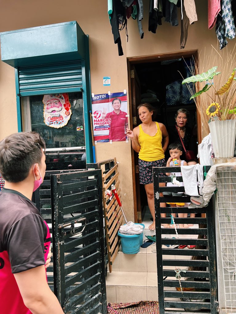 unoemilio's tweet photo. Stand with Aika. Do it like Aika. 
Tao sa tao, ngiti sa ngiti 💖✊🏼
#TaoSaTaoParaKayRobredo
#TaoSaTaoParaKayLeniKiko https://t.co/wdxWTkxkDa