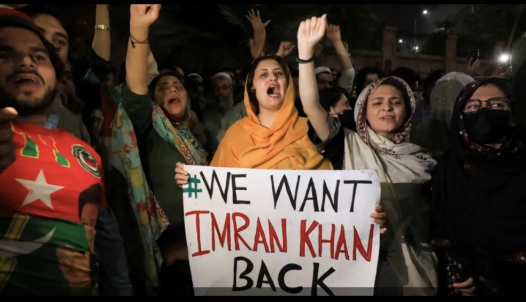 AzremEhmed's tweet photo. Two countries two defferent situations one wants their leader to go down and other want their leader back. 2 people's protest we want this to be a great victory. More power to the people of Pakistan and srilanka
#GoHomeGota2022 #WeWantImranKhanBack https://t.co/gMwyAFIwye