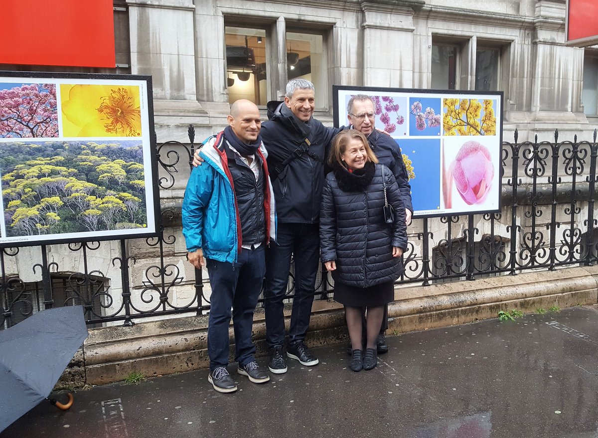 Visite inaugurale de l'exposition photographique "Paris, Costa Rica : l'amitié par les arbres" sur les grilles de l'hôtel de ville de Paris. <a href="/Clefs_StGeorges/">LES CLEFS DE SAINT GEORGES</a> au soutien de <a href="/A_ARBRES/">A.R.B.R.E.S</a> pour cette exposition en partenariat avec l'ambassade du Costa Rica, <a href="/Visit_CostaRica/">Visit Costa Rica</a> et <a href="/Paris/">Paris</a>