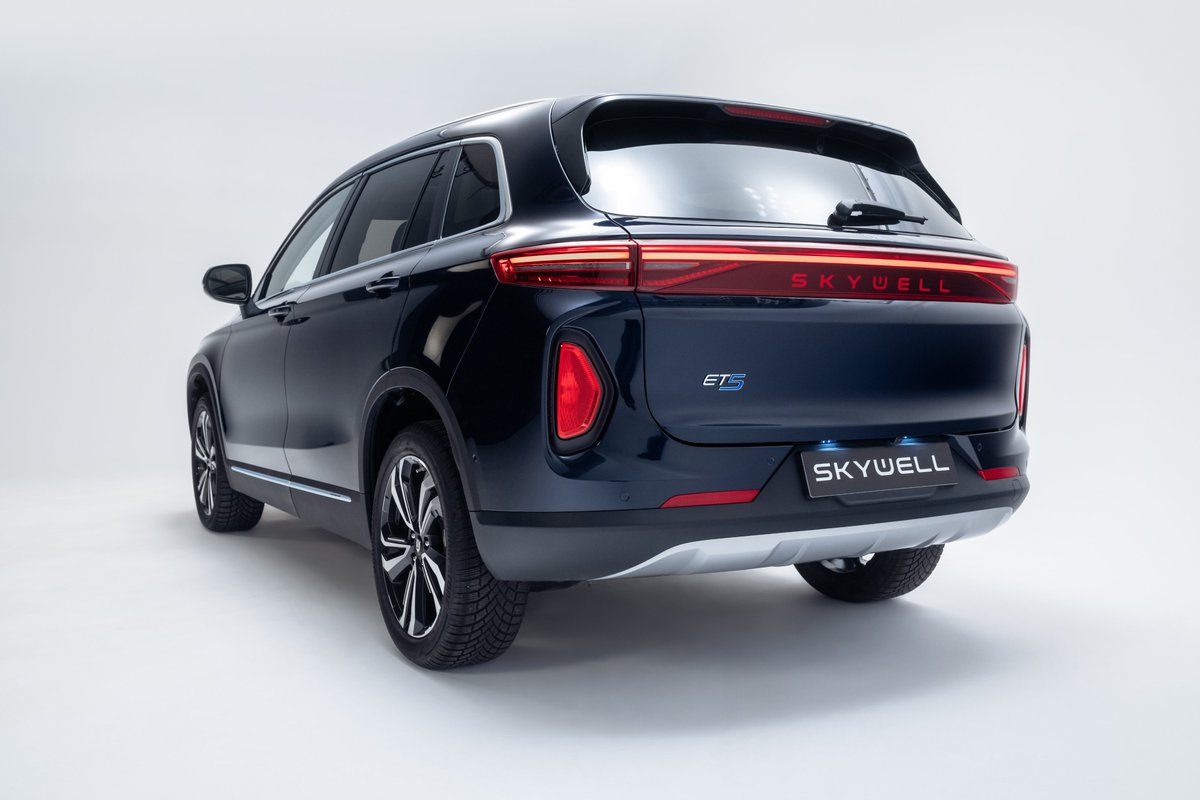 auto_moto_pl's tweet photo. ➡️🇵🇱🇨🇳 #Skywall już w Polsce
▪️Marka Skywell debiutuje na rynku polskim
▪️Dostępny elektryczny model ET5 z baterią 72kWh i zasięgiem do 520km
▪️Cena 199 900 PLN (wersja Comfort) oraz 224 900 PLN (Luxury)
▪️Importerem marki Skywell spółka Auto-Atut
A ja się cieszę, że są😎 https://t.co/C2Izuhg01r