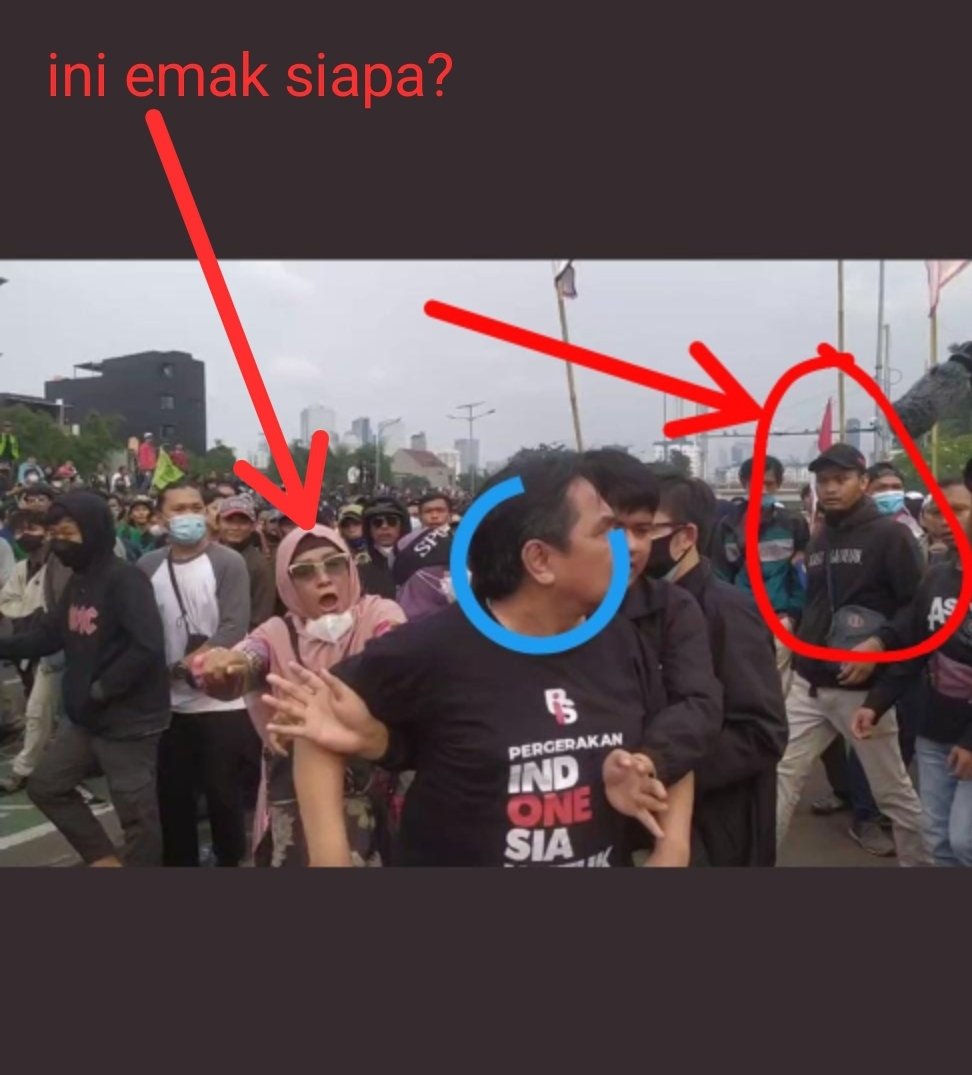 Akomeng6's tweet photo. @Dennysiregar7 @DivHumas_Polri Perhatikan penendang pertama. https://t.co/ne3eGudnf1