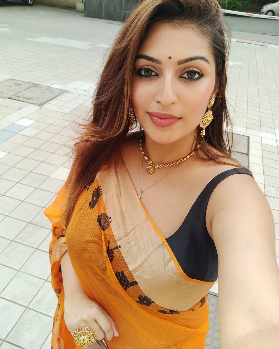 garuda78's tweet photo. But first let me take a selfie✨
#hotwife #saree #sleevless #SareeTwitter #sareelove #sareenavel #sareelover https://t.co/biSD0yl1Bo