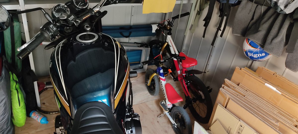 This__Is__Snake's tweet photo. 我が家には、カワサキ乗りとホンダ乗り(2人)がいる
#Dbike #ホンダ #チャリ https://t.co/xxV8CoGUjf