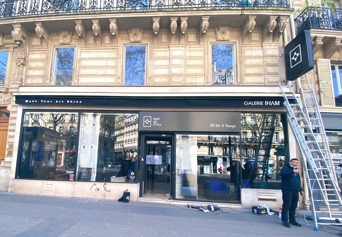 Putting our new sign! We are getting ready. 🖤