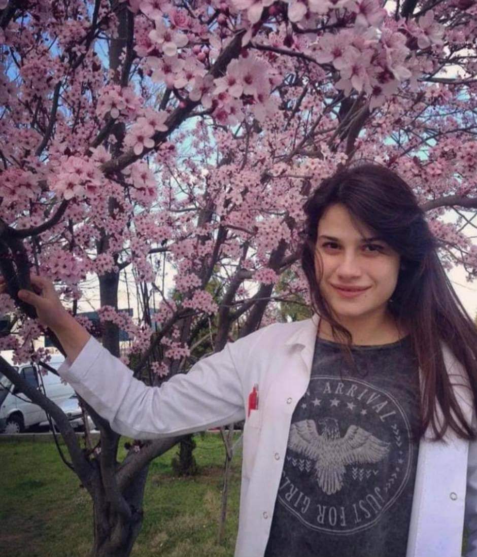 acilsariseron's tweet photo. Malatya Üni Tıp Fak. Mezunu
Çukurova Üni TF Pediatri Kıdemli Asistanı Dr. Nergizhan Bozkurt kardeşimiz maalesef hayatını kaybetti. Üzgünüz. Ailesine ve sevenlerine başsağlığı dileriz. https://t.co/hnzHon7xXg
