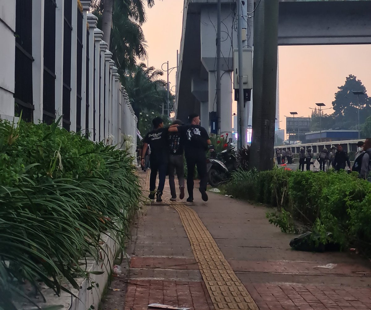 Seharian ini yang pada pake item2 (topi, jaket kaos, celana, sepatu) kebanyakan justru intel yang ngambilin2in orang