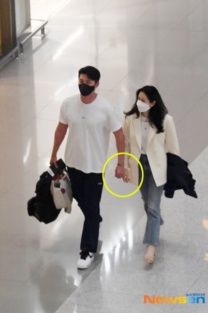serineblack's tweet image. SHE IS CARRYING HIS JACKET, HE IS CARRYING HER BAG 😭😭😭 #binjin