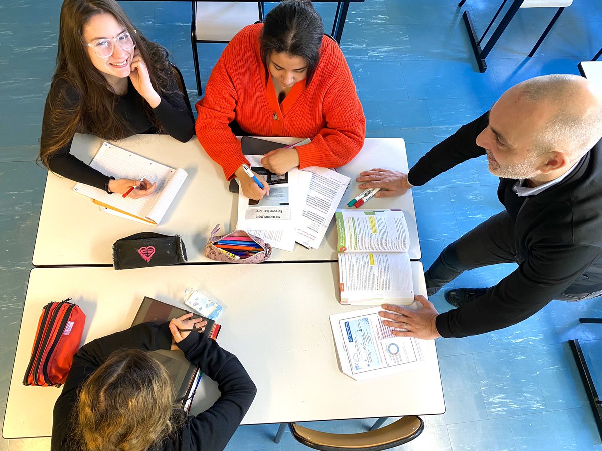LyceeJeanMace's tweet photo. Un travail sérieux, avec rigueur et bonne humeur 📚💻😁 Des révisions efficaces pendant les vacances pour un objectif 20/20 aux épreuves de Gestion administrative 🥇🎓🏆#JeReussisAuLycee #bacproGA @Dsden57 @HuartJean https://t.co/nhVj6wOC60