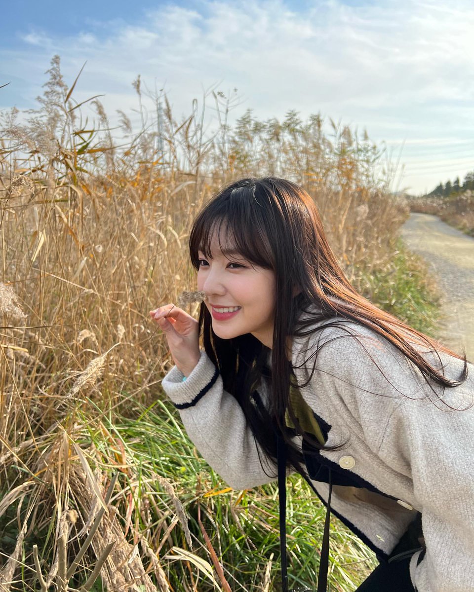 The subtle rays of sun delicately kissed my skin, delivering a pleasant warmth which I hold near and dear as a faint memory on one autumn's solace. With a profound smile, written across my face. Surely these snapshots are more than enough to evoke you on joining my rendezvous?