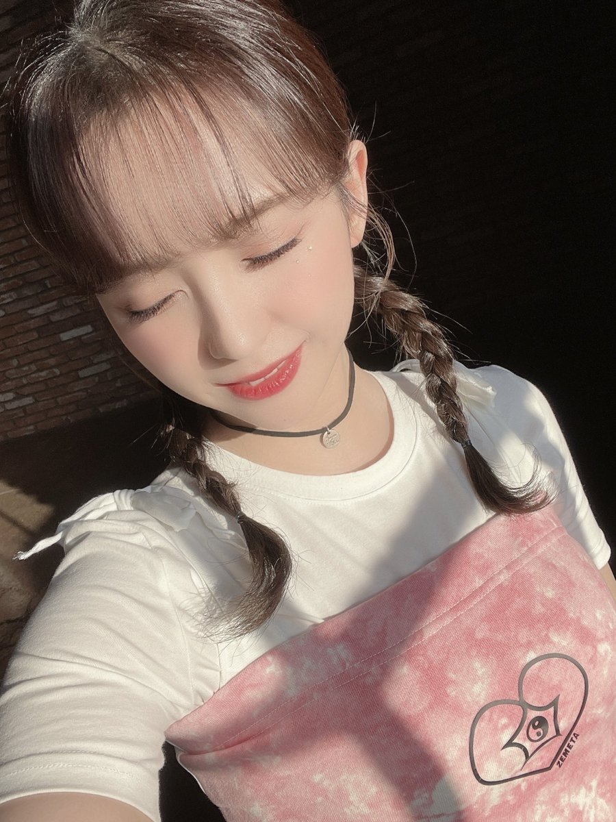 “shining beauty..” get the helped by the sun, and that's how to describe the clear luminescence of her visual synergies. it also be able to captivating everyone in one smile ᐢ› ̫‹ᐢ ♥︎