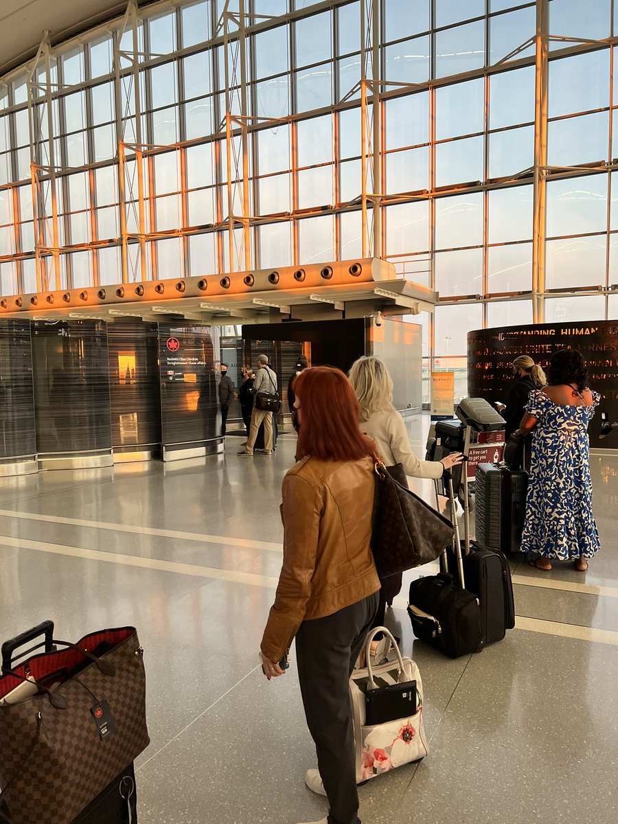 What’s with the crazy love up at the #superelite checking <a href="/AirCanada/">Air Canada</a> @peasrsonair #yyz 😕