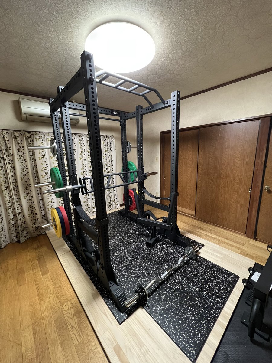 beef_ogawa's tweet photo. パワーラック組み上がりました。
達成感はんぱない。

あとベンチ台、オリンピックバー、ラットプルを付ければ完成。

スイスバーは、それ自体だけでも中々重いし、イージーバーめっちゃ握りやすい🦍🦍🦍🦍

そしてなによりかっこいい💪

#MBCPOWER 
@MBCPOWER 
@apatyai0312 https://t.co/uJn87WYNFy