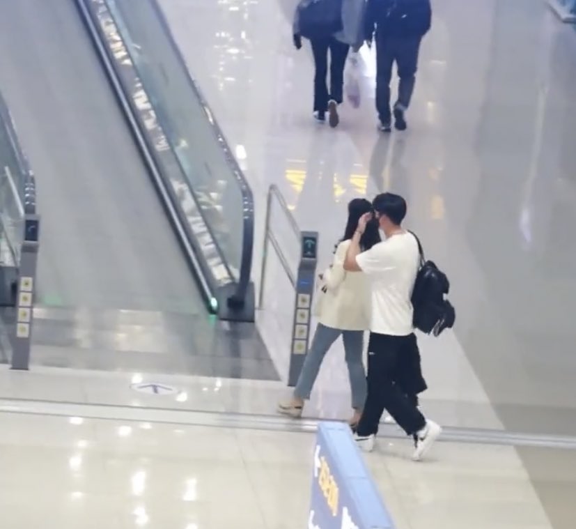 cheonnunn's tweet photo. look at how he is always walking behind her like he’s protecting her😭😭😭😭😭 I just😭😭😭😭😭😭 https://t.co/RYNMjPkJ9s