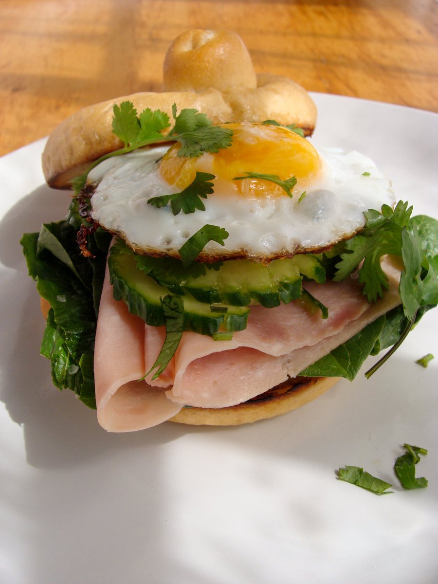 diva_ala's tweet photo. Monday | Keep your sunny side up!
🍳
Honey based, Cucumber, Coriander, Egg and Ham sandwich.🥪
#sweetandsavoury https://t.co/F5WGsylmW4
