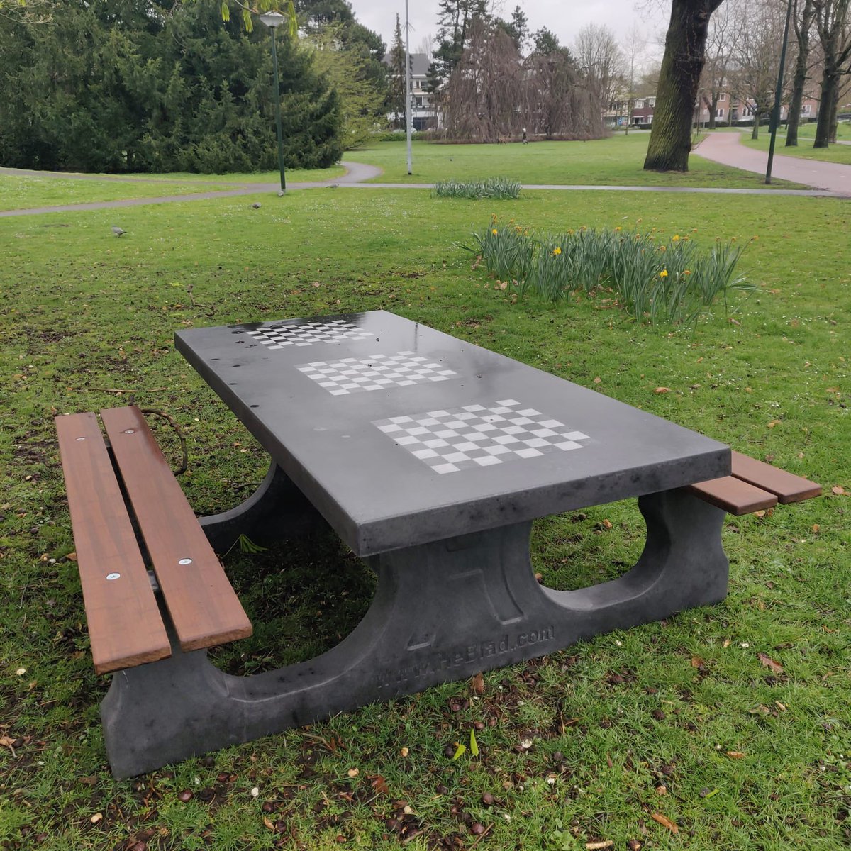 jmedinamolina's tweet photo. ¿A cuántos retuits puede llegar esta mesa de ajedrez? https://t.co/cvF4NIdAUO
