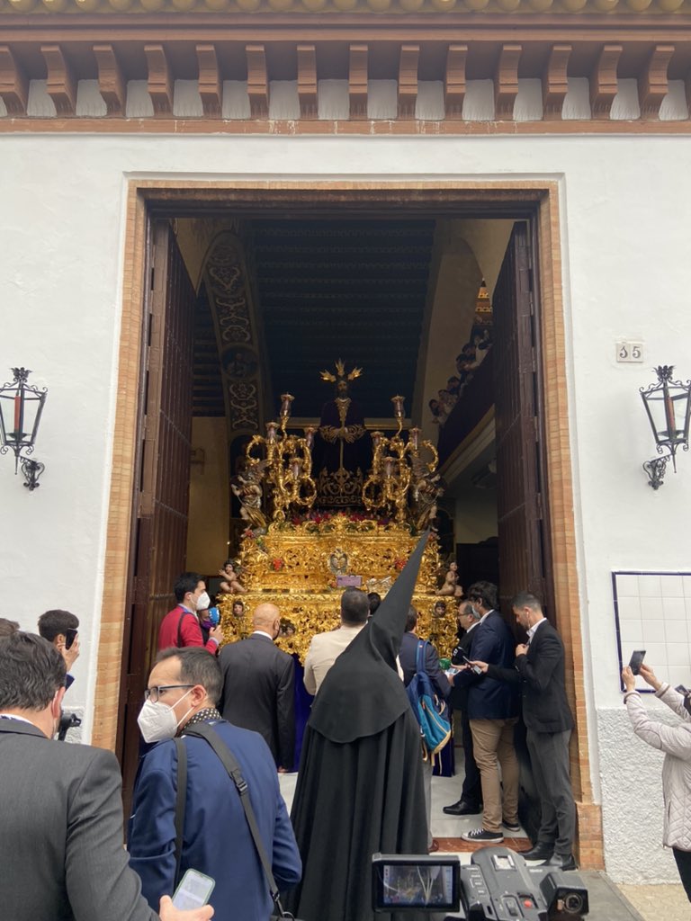 SsantaDatos's tweet photo. Ya está el Cautivo en la calle, y su barrio con él. No hay barrio que se entregue como el Tiro de Línea. #SSantaSevilla22 https://t.co/dNByWeCp0P