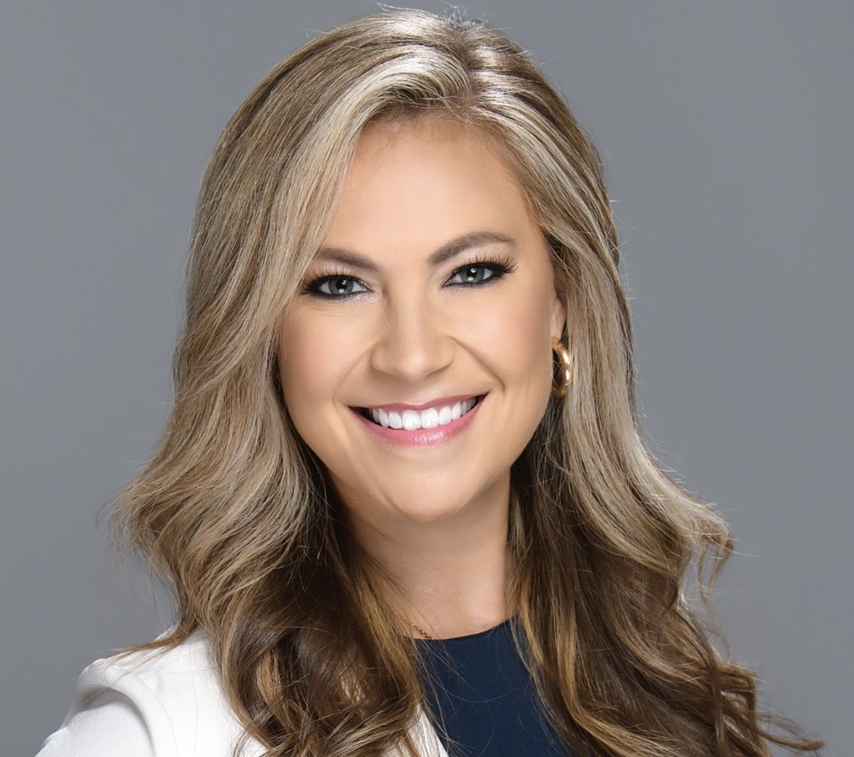 Robservations: Sports anchors away — <a href="/LaurenMagiera/">Lauren Magiera</a> leaves <a href="/WGNNews/">WGN TV News</a>, <a href="/KRoseSharkey/">Kaitlin Sharkey</a> leaves @Fox32News; <a href="/670TheScore/">670 The Score</a> picks up @Chicago_Gabe; <a href="/WDCBPublicRadio/">WDCB Public Radio</a> 'Midwest Ballroom' host John 'Radio' Russell retires: bit.ly/3LZpGZ7
