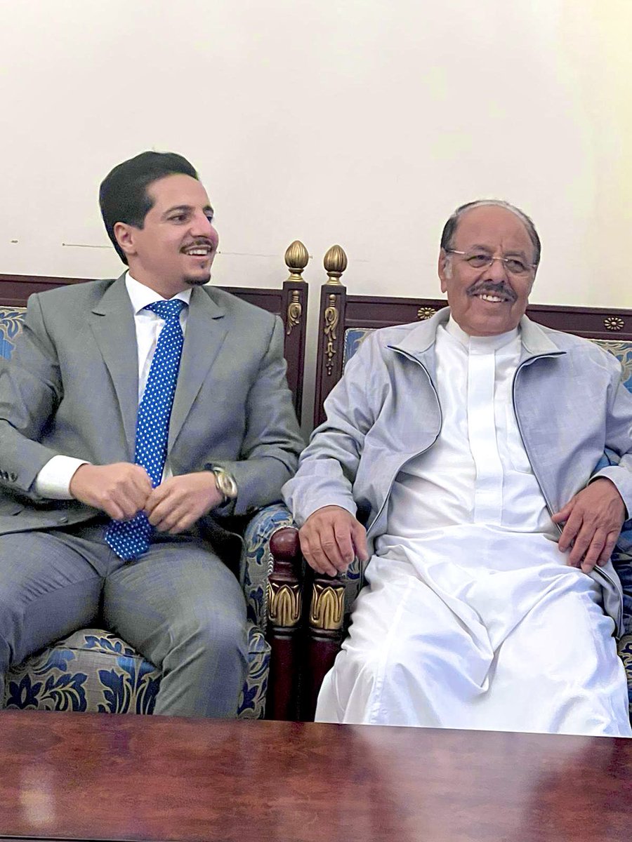 YaserAlhasani's tweet photo. زرنا الفريق / علي محسن الأحمر صباحاً ، فوجدناه رابط الجأش بكامل حيويته ونشاطه وابتسامته المعهودة ، يرفع المعنويات، ويؤكد أكثر من مرة على ضرورة دعم ومساندة مجلس القيادة الرئاسي والاصطفاف خلفه حتى  استعادة الدولة وانهاء الانقلاب. https://t.co/VrHrLe2Elo