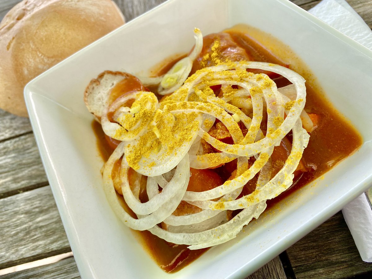 hoomygumb's tweet image. Es gibt Tage, an denen läuft man nicht rund. Da hilft nur eins, innehalten und Currywurst schlecken! 😋