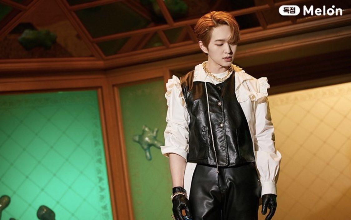shineeworldplus's tweet photo. [🎲] Exclusive photos of #Onew for Melon.

#onew #ONEW_다이스 #ONEW_DICE #SHINee https://t.co/6hD6isAceY