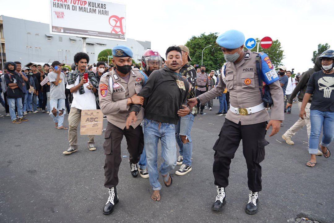 Suasana aksi demo mahasiswa "menolak kenaikan BBM, tolak penundaan Pemilu 2024 dan berikan ruang demokrasi untuk rakyat" di depan kantor Walikota Ternate hari ini, Senin (11/4)
Foto : <a href="/ipiGlen/">Zulkifli ahmad yusuf</a>