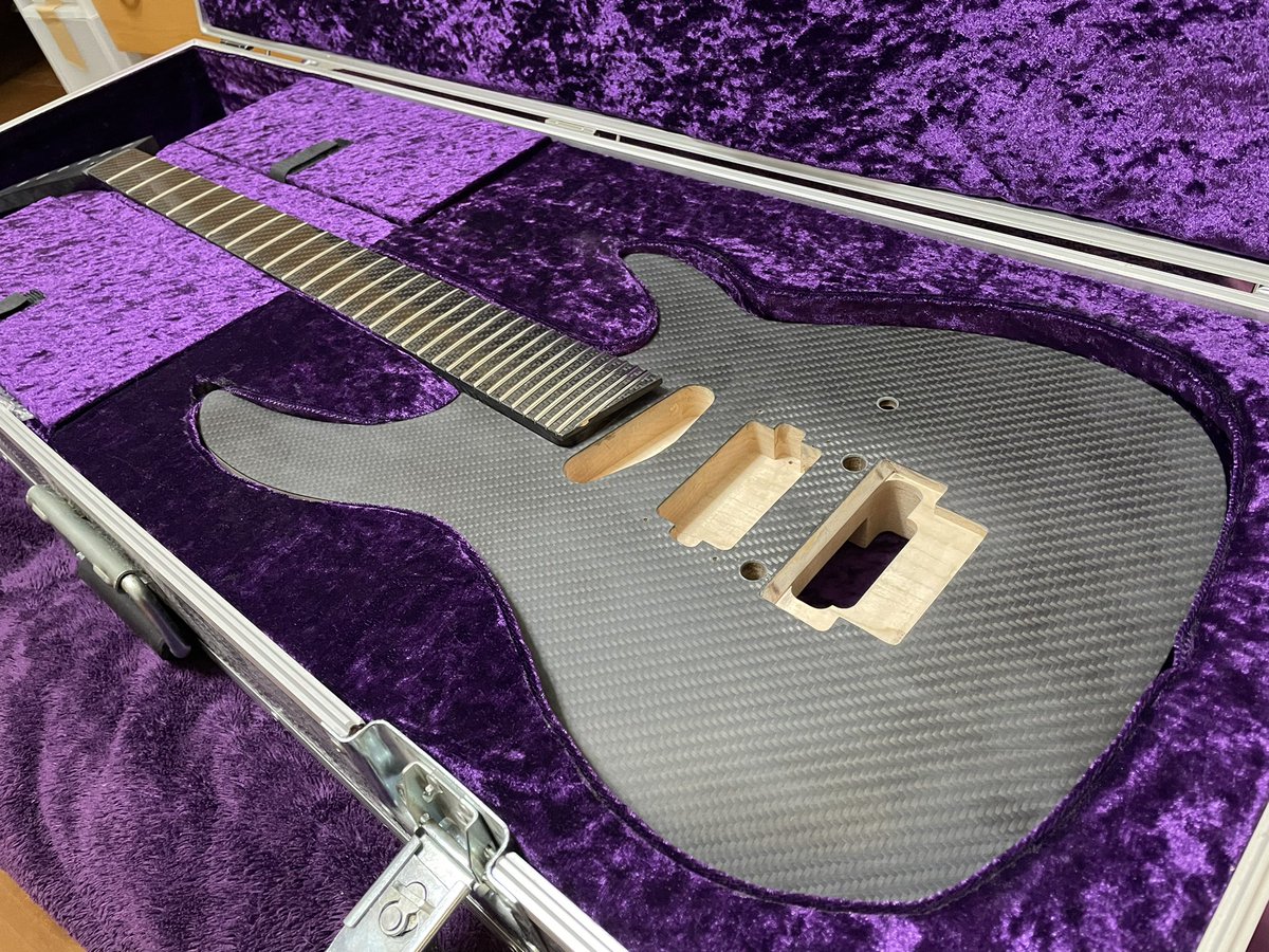 anubisakisan's tweet photo. 仮組を終えて一時帰宅しました。週末には禅さんちへ旅立ちます。#purple #combatguitars #30fret #紫 #パープル #コンバットギターズ #オーダーメイドギター #カスタムギター #協和技研 #ZWORK #purpleguitar #hieroglyph #ヒエログリフ #sumimaru #carbonguitar https://t.co/swGsS5pvO0