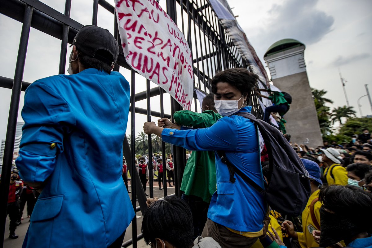 yudhabaskoro's tweet photo. Students stage rally against 3rd presidential term which doesn’t exist. #Demomahasiswa #JokoWidodo #TigaPeriode #photojournalism https://t.co/whI2POOAXj