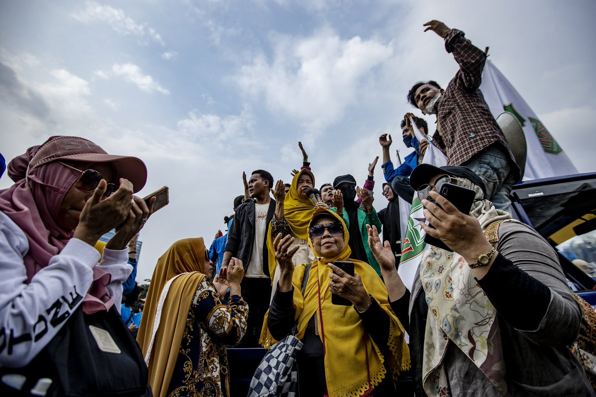yudhabaskoro's tweet photo. Students stage rally against 3rd presidential term which doesn’t exist. #Demomahasiswa #JokoWidodo #TigaPeriode #photojournalism https://t.co/whI2POOAXj