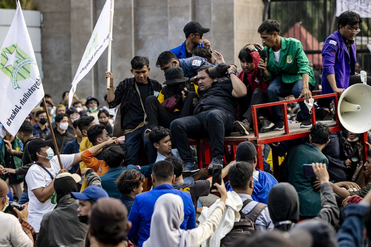 yudhabaskoro's tweet photo. A riot broke out in front of House of Representative in Central Jakarta, on April 11, 2022 when police clashed with hundreds of protesters gathering in the capital to protest the rumored presidential term extension #Demomahasiswa #JokoWidodo #TigaPeriode https://t.co/reV1kjl07n