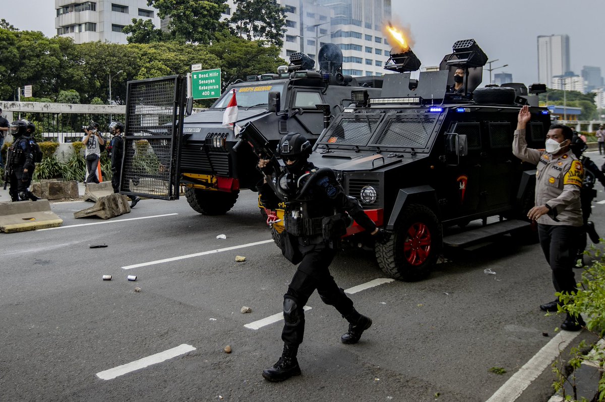 yudhabaskoro's tweet photo. A riot broke out in front of House of Representative in Central Jakarta, on April 11, 2022 when police clashed with hundreds of protesters gathering in the capital to protest the rumored presidential term extension #Demomahasiswa #JokoWidodo #TigaPeriode https://t.co/reV1kjl07n