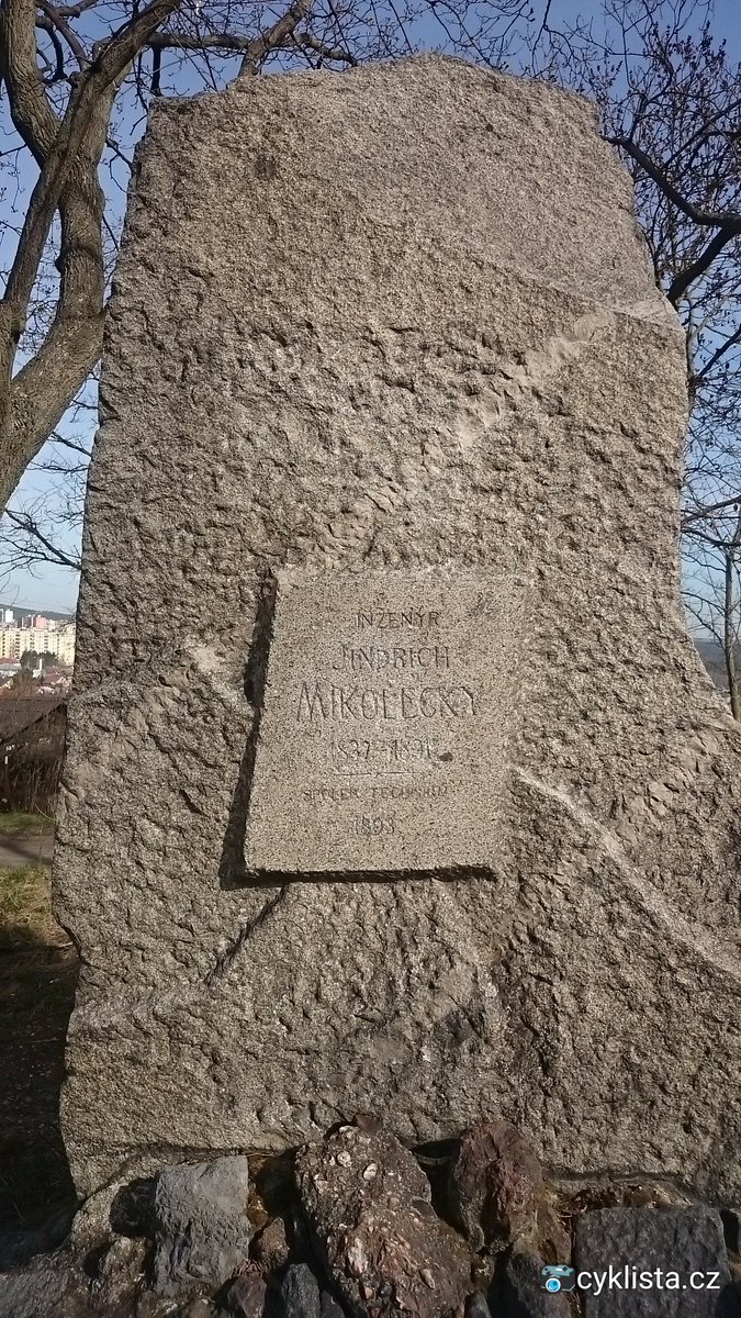 seniortour2000's tweet photo. Památník ředitele Škodových závodů Ing. Jindřicha Mikoletského, který věnoval a nechal postavit v roce 1893 Spolek techniků. Památník je umístěn na vrchu původně zvaném Stráž,ale po umístění památníku byl kopec pojmenován Mikulovka a časem název upraven na Mikulka #Plzen #Bolevec https://t.co/xz6VSmEFCZ