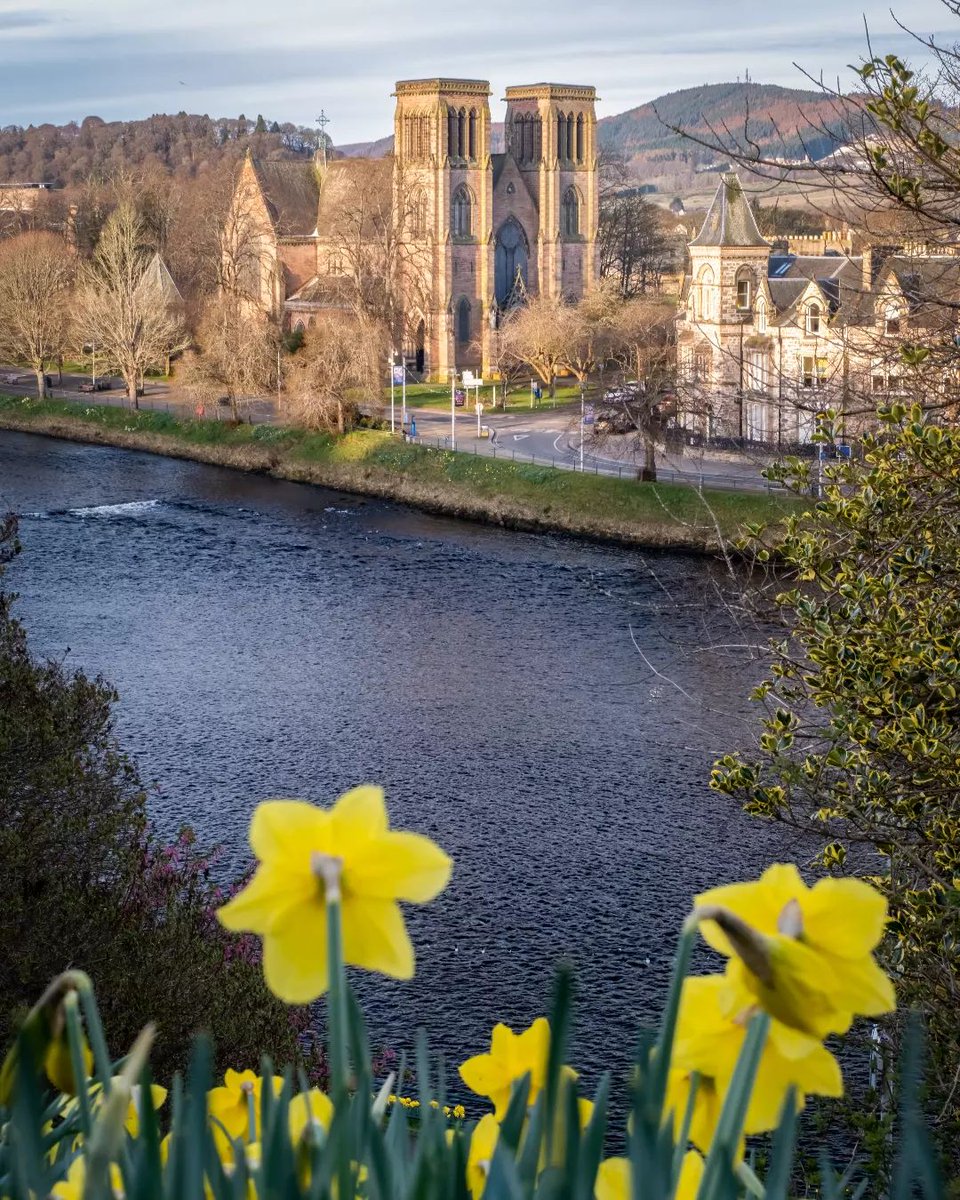 .. and just like that, spring has sprung in #Scotland! 💐💜 Here is the lovely #Inverness, a compact &amp; cosmopolitan city with all the wonders of the #Highlands on its doorstep! 😍

📷 IG/gordondohertyphotography #ScotlandIsCalling
