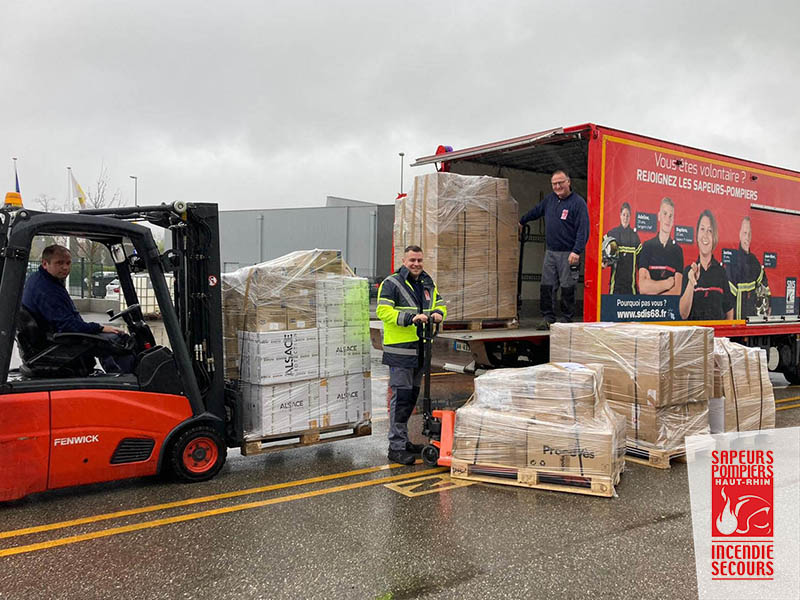 🚨[#Solidarité #Ukraine] Les #pompiers68 se mobilisent 🇺🇦🇫🇷
A la demande des autorités ukrainiennes et françaises, un 2e convoi logistique part pour l’Ukraine. Le SIS 68 participe à cette opération en remettant sous forme de don un VSAV, des EPI et du matériel médical.🤝👏