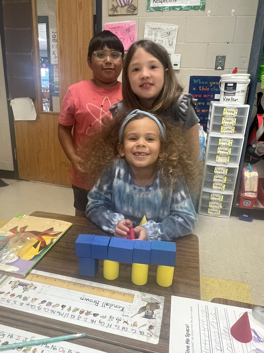 MelissaRandle10's tweet photo. Combining 3D shapes! #buildingbridges #futureengineers #HMHIntoMath @NESHawks https://t.co/Cce9cZgLsG